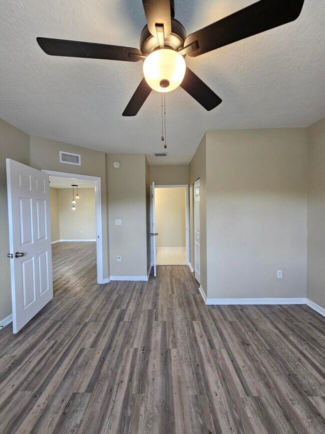 Building Photo - 1063 Golden Lakes Blvd