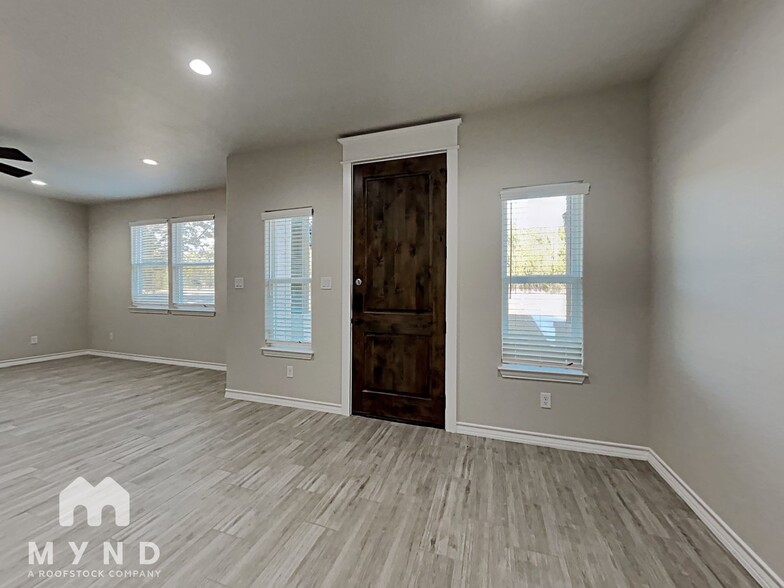 Building Photo - 5612 San Jacinto Dr