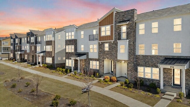 Building Photo - Gorgeous Aria at the Park 3 Bedroom Townhouse!