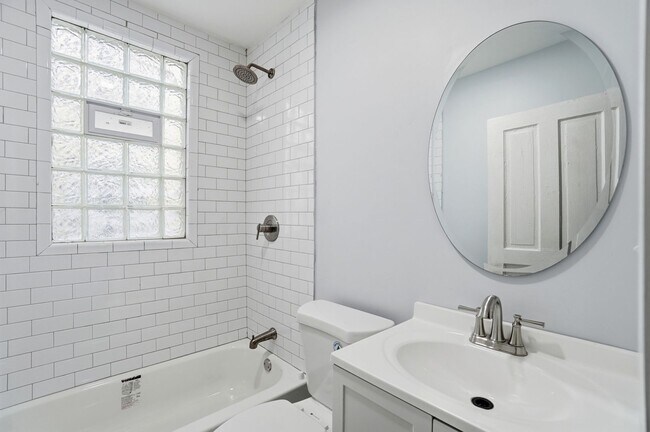 Building Photo - 44 5 Oaks Ave