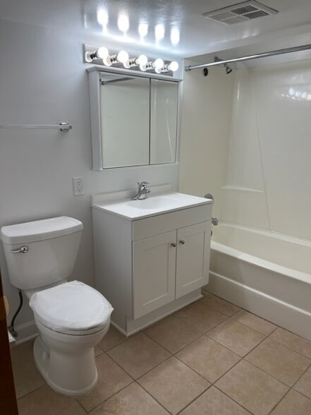 Building Photo - 922 S Grove Ave