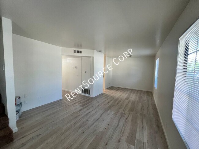 Building Photo - 3 Bedroom Two Story Townhome for Rent in E...