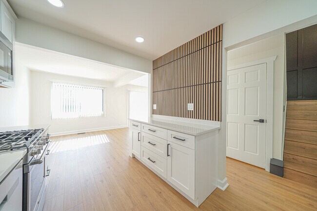 Building Photo - 621 Breakers Point