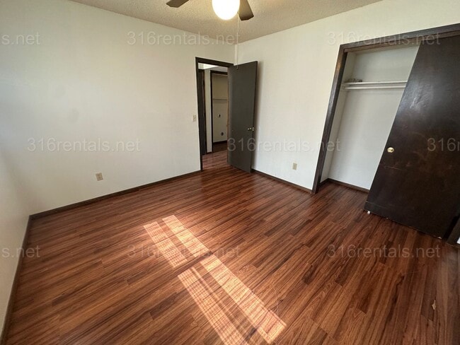 Building Photo - $875 - 2 bed 1.5 bath - Duplex within walking distance from Walmart