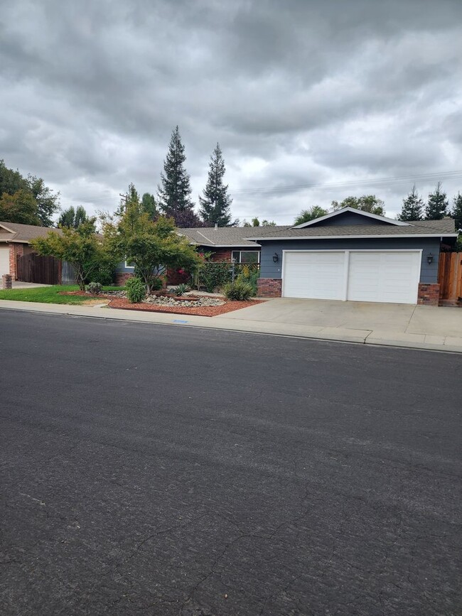 Building Photo - 3 Bedroom 2 bath with 2 car garage off of ...