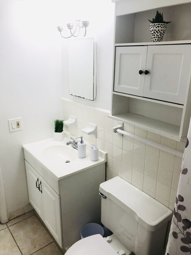 Building Photo - 751 Pine Dr