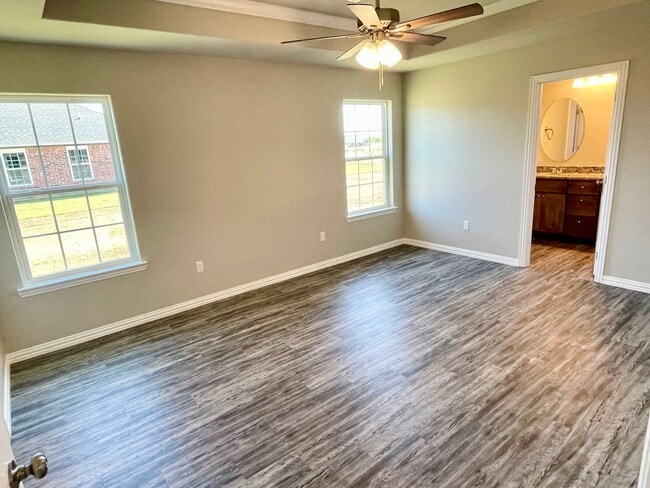 Building Photo - Open Floor Plan 3/2 w/Rural Atmosphere