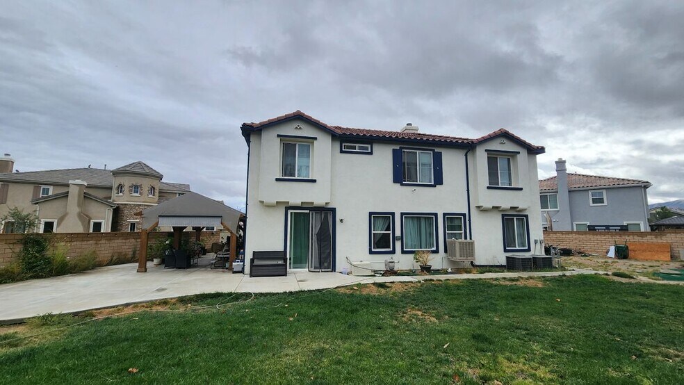 Building Photo - 4009 Stable Dr