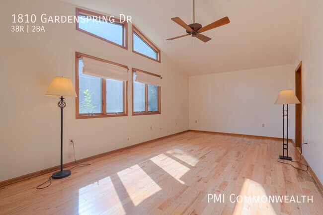 Building Photo - 3 Bed / 2 Bath Single Family (Available 7/...