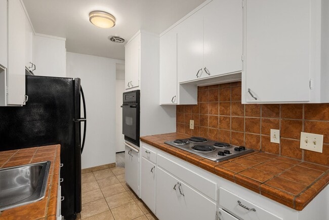 Building Photo - *2 Weeks of Free Rent Promotion!* BEAUTIFU...