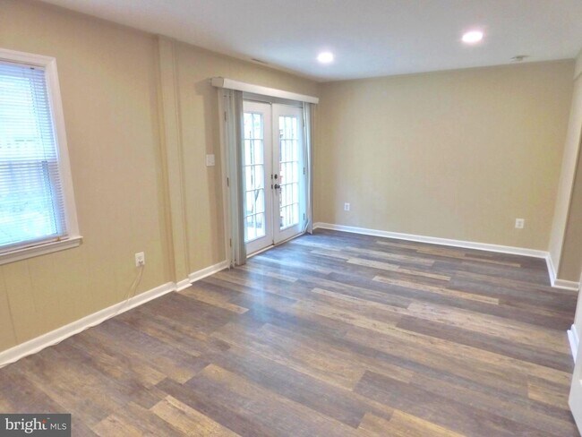 Building Photo - 416 Center St S