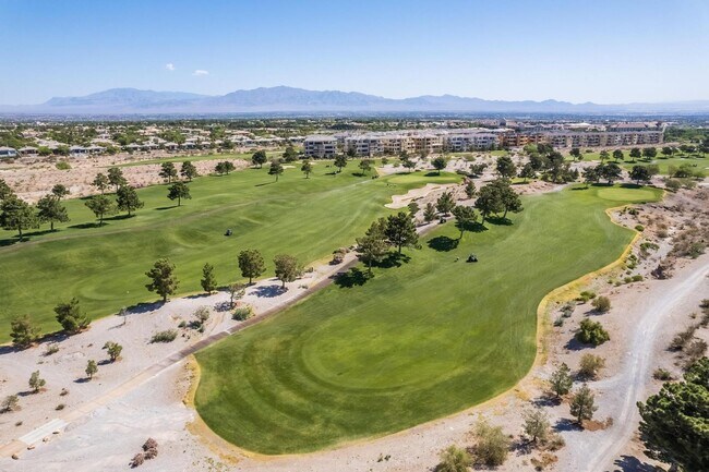 Building Photo - Queensridge Beauty - 5 bedroom on a 1/4+ acre lot