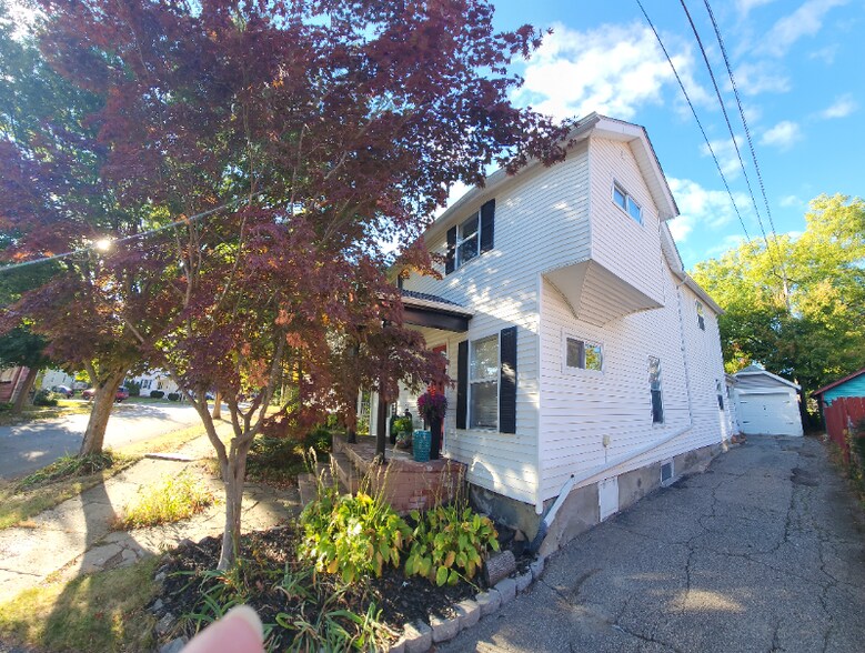 Building Photo - 726 Michigan St