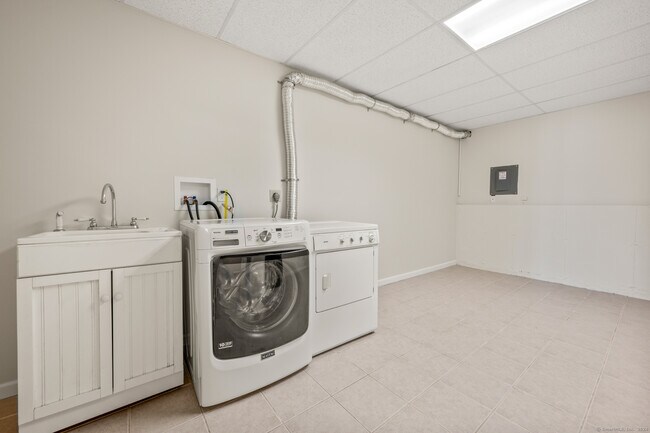 Building Photo - 250 Conestoga Way