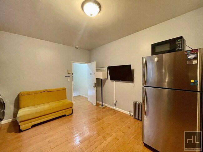 Building Photo - Prime Location!!! Spacious 1 bedroom with ...