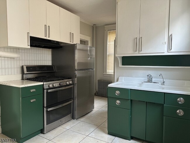 Building Photo - 64 Russell St