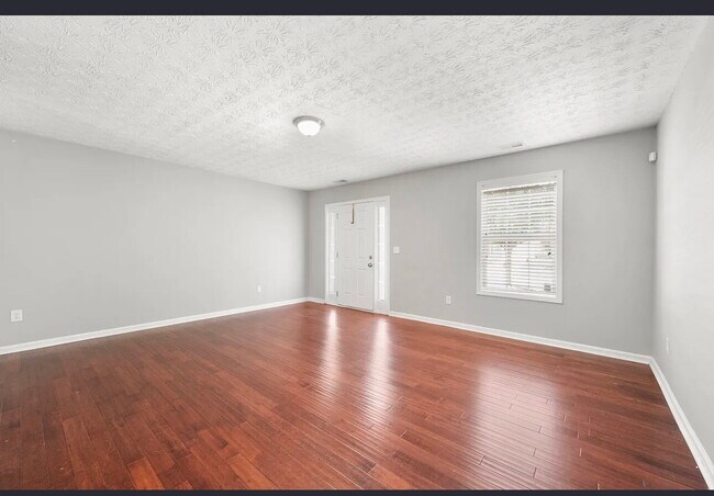 Building Photo - "Charming 3-Bed Townhouse with Hardwood Fl...