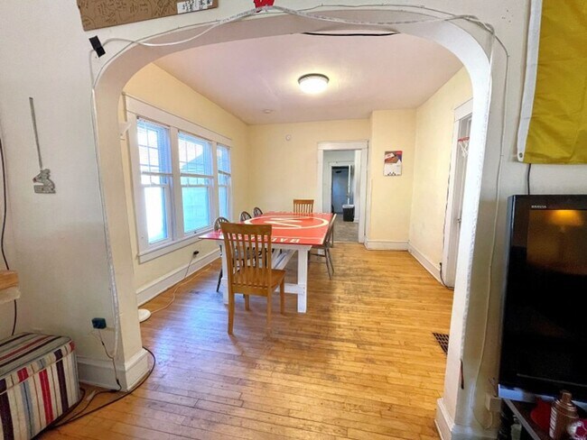 Building Photo - 1608/10 Hoyt St.