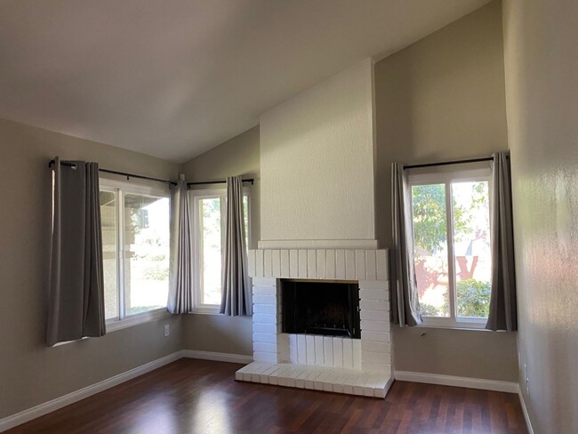 Building Photo - Highly Desirable 2 Bedroom, 1.5 Bath in Ti...