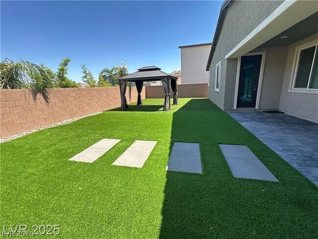 Building Photo - 9565 Camelback Crk Dr