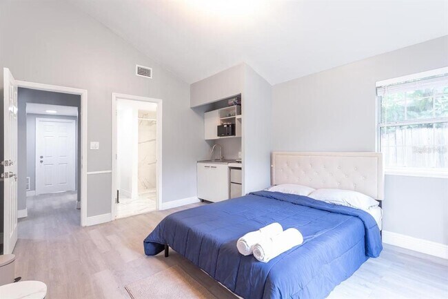 Building Photo - 4317 E Regnas Ave