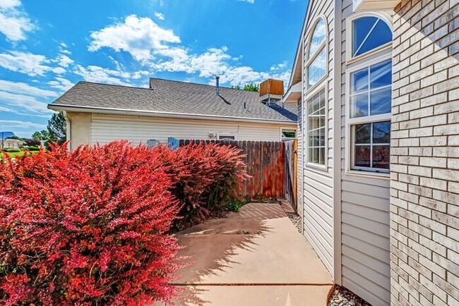 Building Photo - 3 bedroom home with fenced yard and garage...