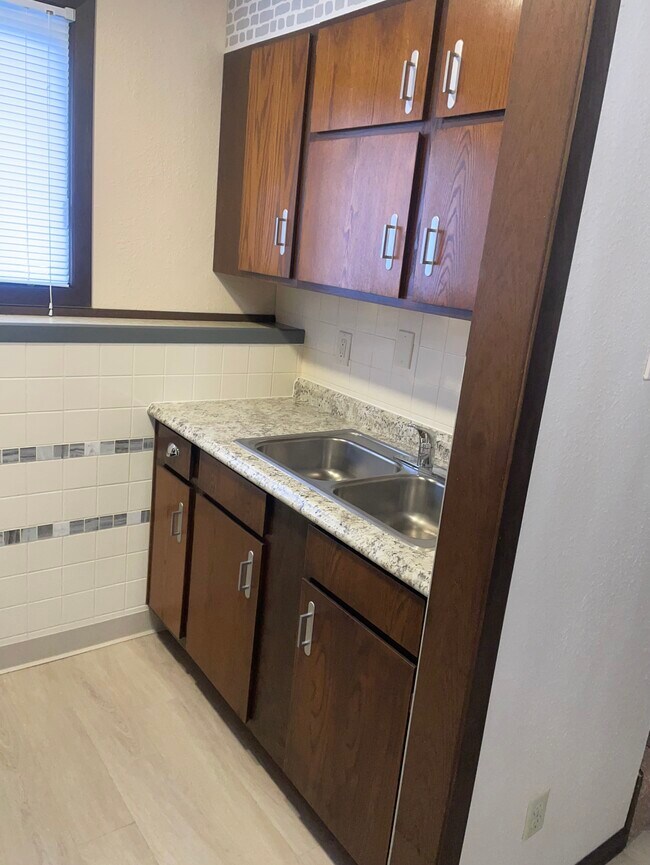 Building Photo - 1420 W South Park Ave