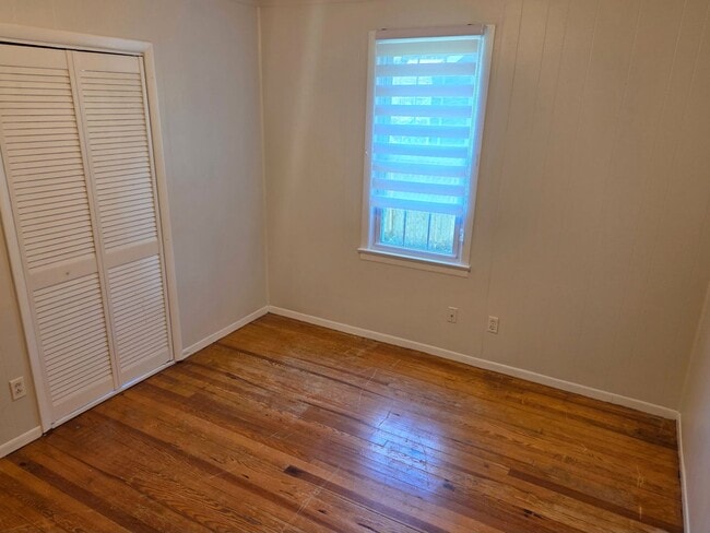 Building Photo - 3bd/1ba Cottage on private street with a s...