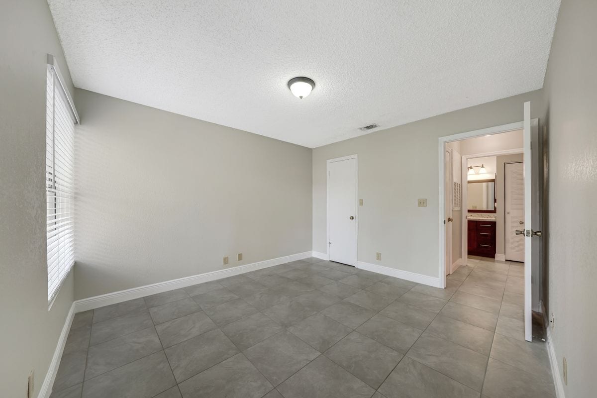 Building Photo - 2926 S University Dr