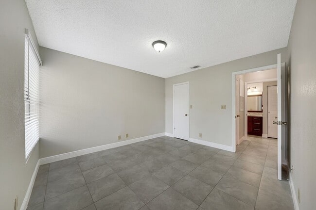 Building Photo - 2926 S University Dr