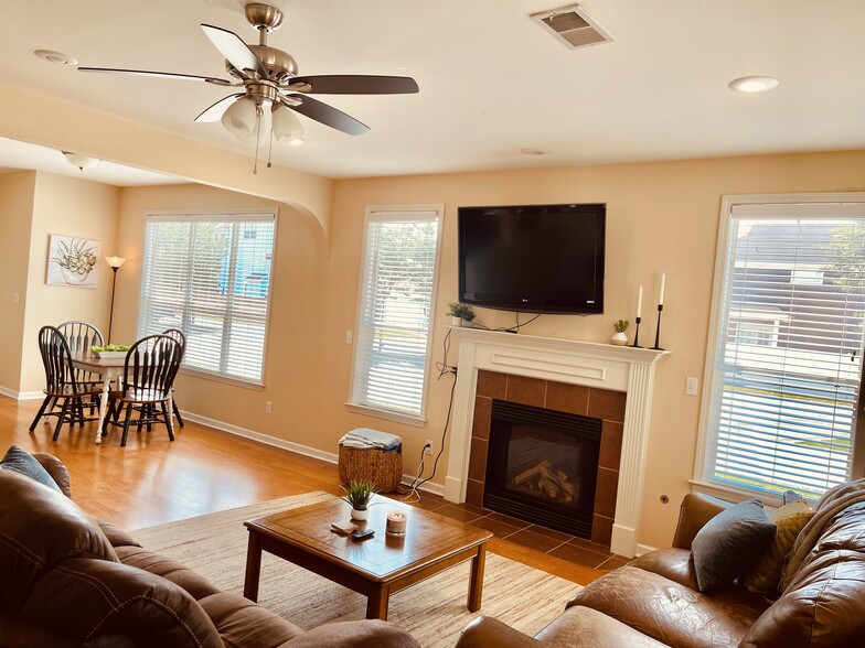 living room - 1436 Island Town Cove