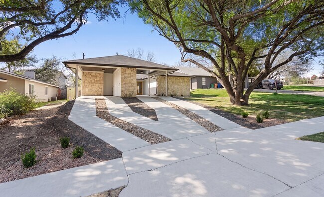 Building Photo - 2406 Burleson Ct
