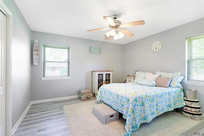 Building Photo - Beautiful 3BR/2BA Home with Sunroom, Formal Dining & Large Backyard