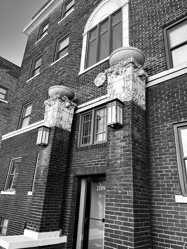 Building Photo - Limited time special! Stylish finishes in ...