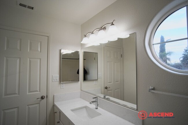 Building Photo - Move-in Ready 2 Story Home in Desirable Neighborhood!