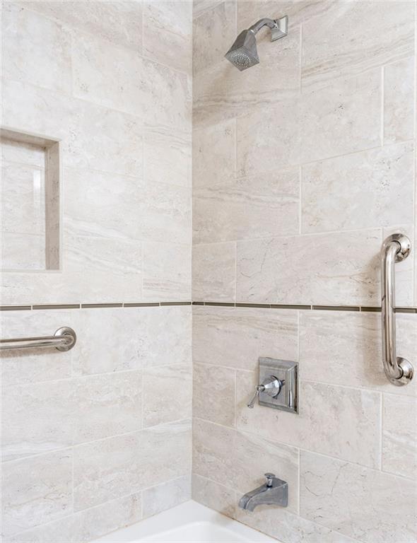 Building Photo - 11 N Hillview Dr