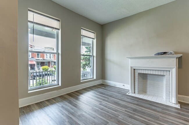 Building Photo - Charming 3-Bedroom with High Ceilings & Modern Updates