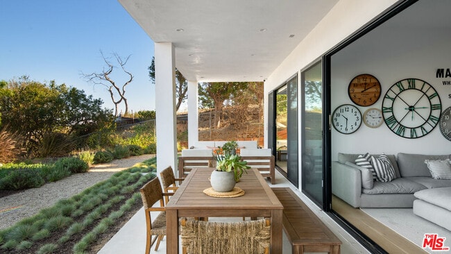 Building Photo - 6656 Dume Dr