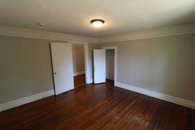 Building Photo - 442 Hall St
