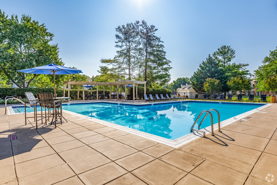 Pool & Patio - Kingscrest Apartments