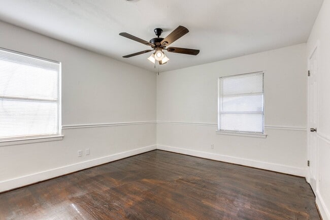 Building Photo - Spacious 4 Bed 2 Bath Home with Stainless Steel Appliacnes