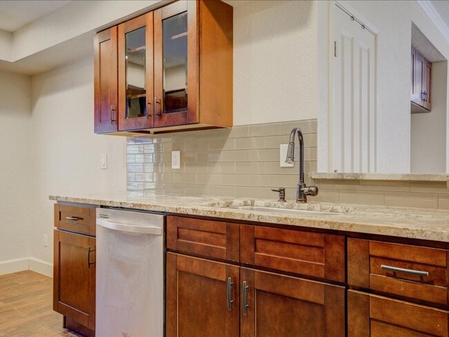 Building Photo - Highly desirable Summer Tree community featuring a 2bedroom 2bathroom ground-floor condo!