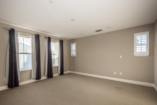 Building Photo - 465 Magritte Way