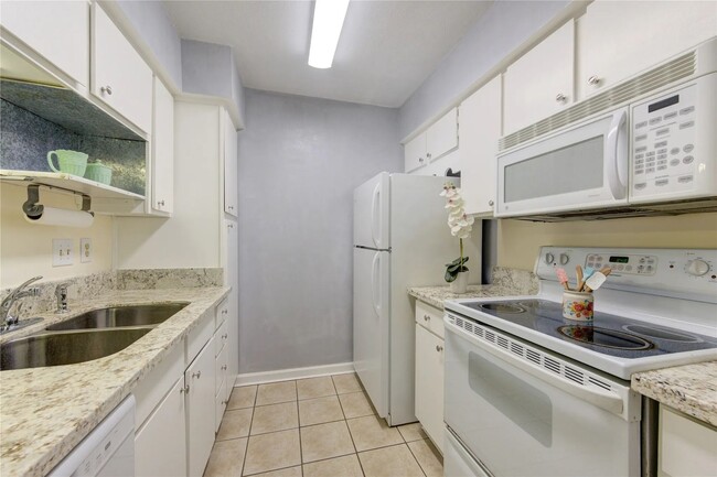 Building Photo - Newly Renovated 1 Bedroom 1 Bathroom  Avai...