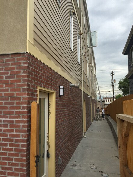 Building Photo - 2943 Lawrence St