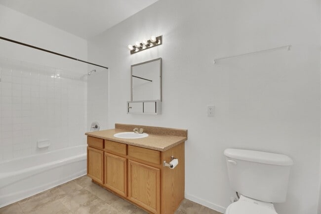 Building Photo - 2 bed/2 bath condo in a gated community