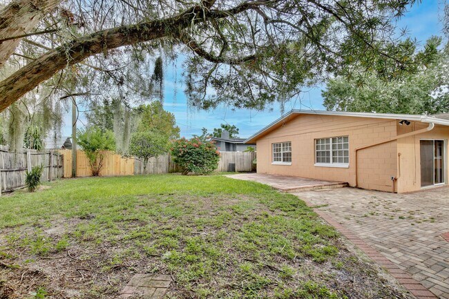 Building Photo - Beautiful 3/2 Spacious Pool Home with a Fe...
