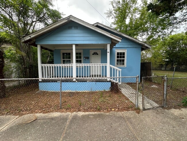 Building Photo - 612 N 8th St