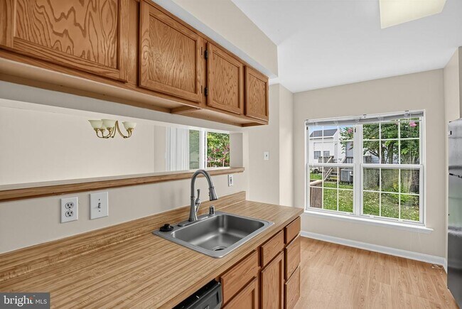 Building Photo - 502 Meadowmist Way