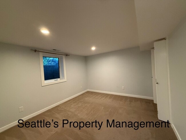 Building Photo - Deceptively Large Wedgewood Home!